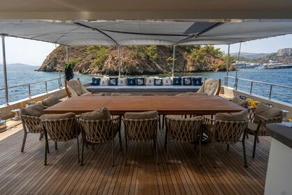 DE LOVE YACHT CHARTER