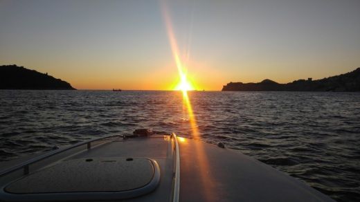 Dubrovnik Motorboat Sea Ray Sunsport 240 alt tag text