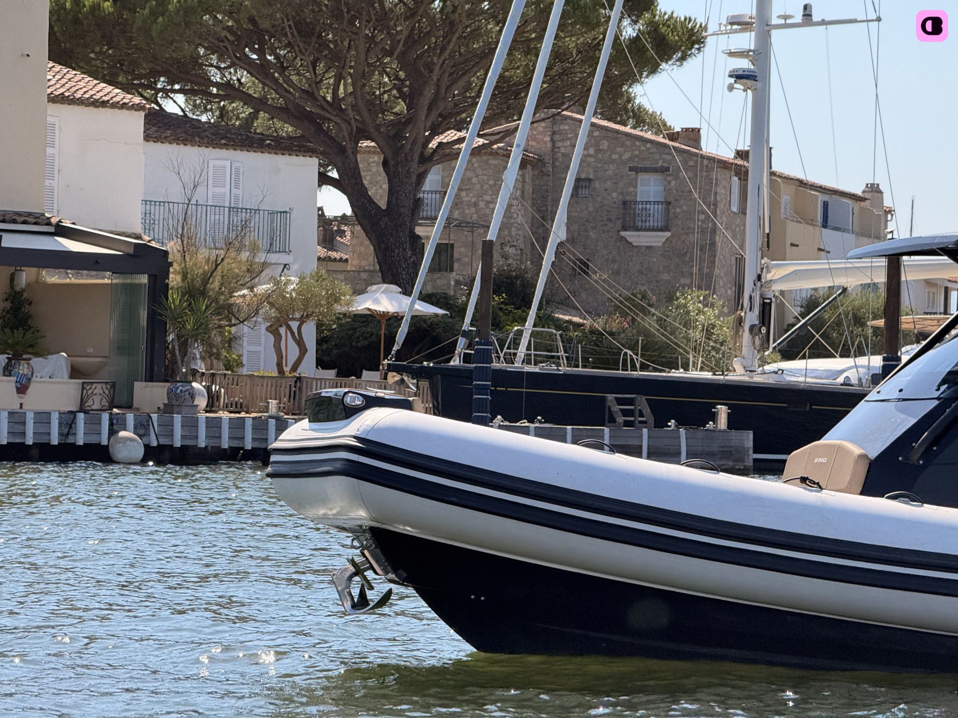 Bateau à moteur Brig Eagle 8 300cv 5