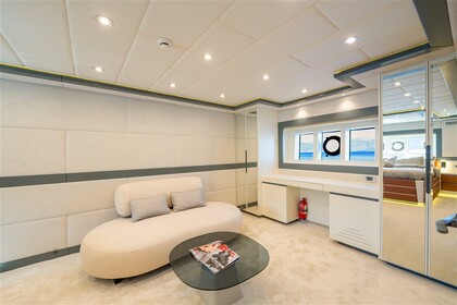 Luxury motor yacht with a capacity of 8 people
