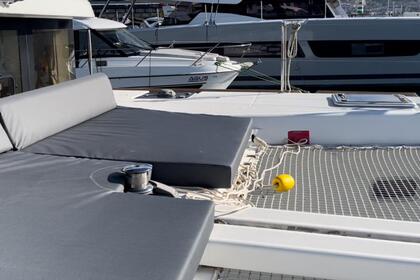 Lagoon 40 power catamaran with a capacity of 8 people