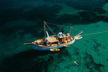 Location Bateau à moteur Costum made Traditional trawler Lefkada