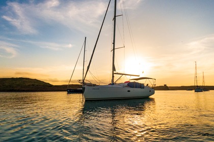 Rent this sailing boat and get to know the beaches