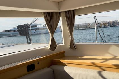 Lagoon 40 power catamaran with a capacity of 8 people