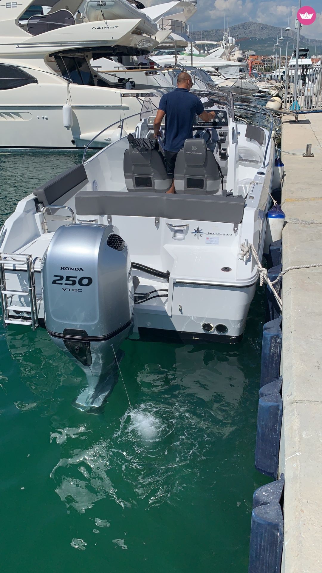 Motorboat Jeanneau Cap Camarat 7.5 Cc for hire