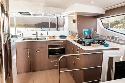 Explora Ibiza a Bordo del Exclusivo Bali 4.6