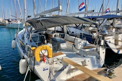 Charter Sailboat BENETEAU OCEANIS 41.1 Sukošan