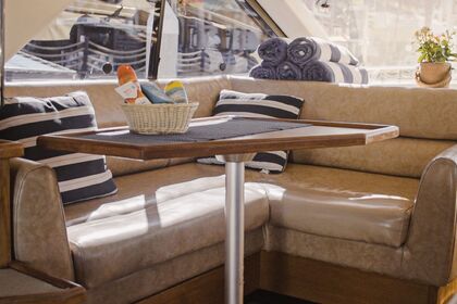 42ft Bayliner 18 people allowed. 2hrs min.Booking