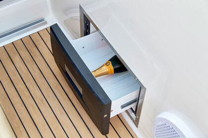 Quicksilver Activ 875 Sundeck 11 человек + 1 шкипер