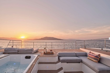 Alena Fountaine Pajot Power 67