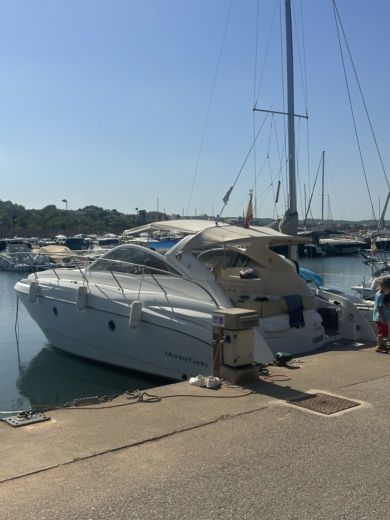 Puerto de Alcudia Motorboat Jeanneau Montecarlo alt tag text