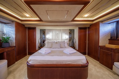 Ferretti 720