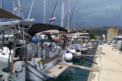 Rental Sailboat Jeanneau Sun Odyssey 410 - 3 cab. Trogir