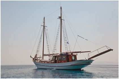 Hyra båt Segelbåt Traditional wooden boat Greek boat Parikia