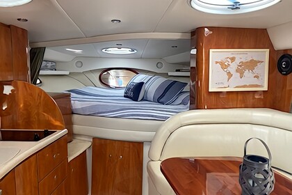 35FT Four Winns Yacht for charter cruises in Lake Ontario
