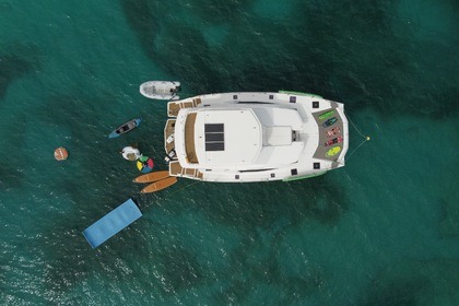 Hire Motorboat Robertson & Caine Léopard 51FT Gustavia