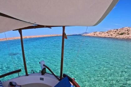 Enjoy exploring in this motorboat of 6.17 meters