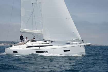 Hire Sailboat  Oceanis 40.1 - Beneteau - First Line Le Marin