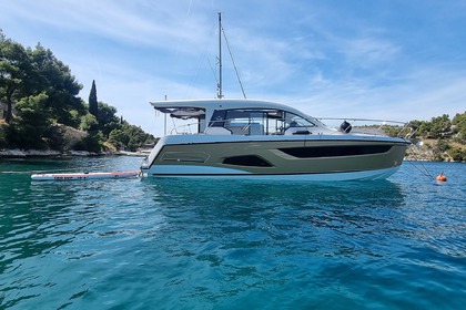Hire Motor yacht Sealine Sealine C390 Brač