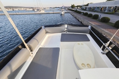 Hyra båt Motorbåt Cobra Futura 40 Grand Horizon Sukošan