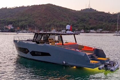 Luxury motor yacht with a capacity of 4 people