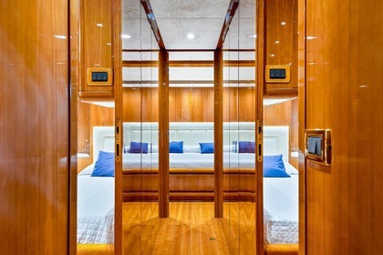 Motorboat Gianetti 27m 16 guests Cinque Terre