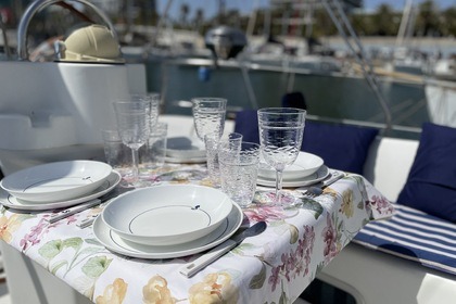 Aprecie a vista da skyline de Barcelona em um veleiro