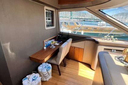 Luxury Motor yacht with a capacity of 10 people