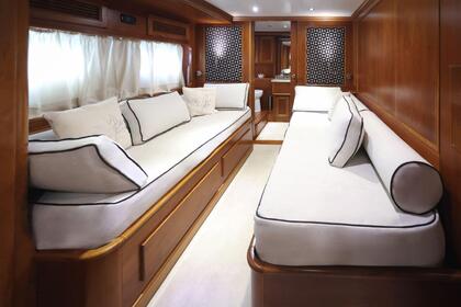 Noleggio Yacht a motore TERRANOVA 68 EXPLORER Sorrento