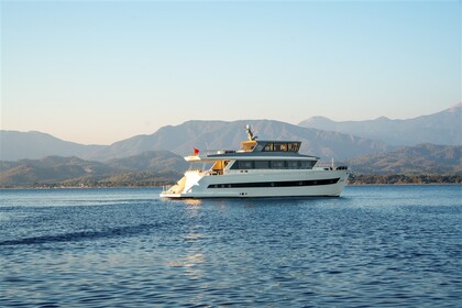 Luxury motor yacht with a capacity of 8 people