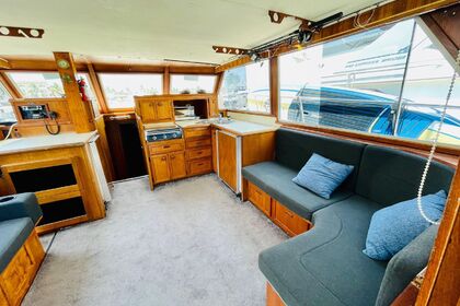 Lovely Flybridge Uniflite 42 power boat