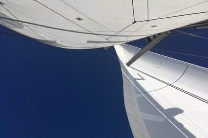 Wöchentliche Segelreisen rund um Menorca im Sommer