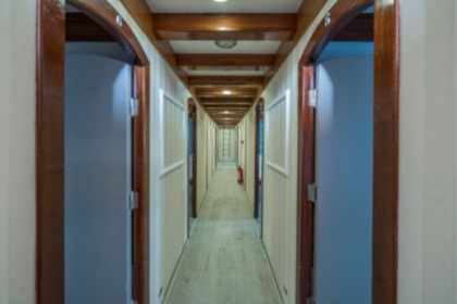 Deluxury Yacht Charter