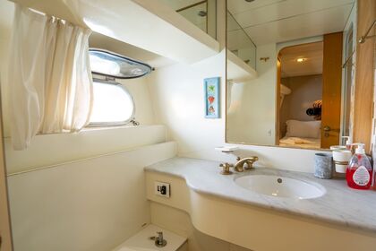 Canados 70 Motor yacht for 8 people