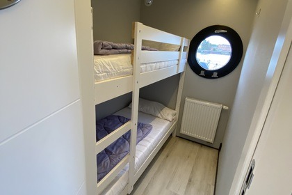 Rent this boat without a license and get to know M