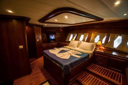 Luxo a bordo deste iate Custom 30m