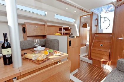 Passe férias inesquecíveis com este veleiro 315