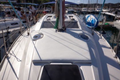 Rent this sailing boat and get to know the beaches