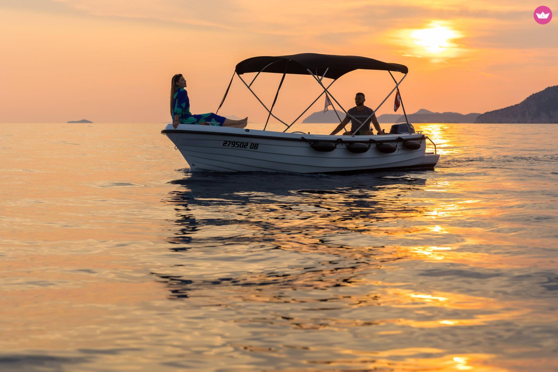 Bateau sans permis The Ultimate Luxury private boat without skipper 8cv 2