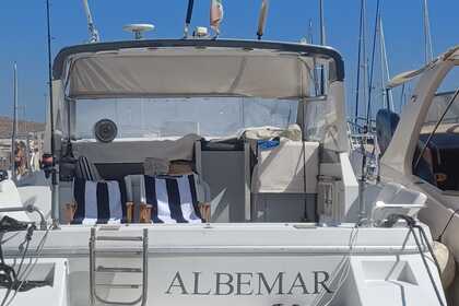 Noleggio Barca a motore Mochi Craft 33 Sedan Marsala