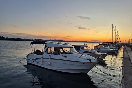 Noleggio Barca a motore Beneteau Antares 8 San Cassiano