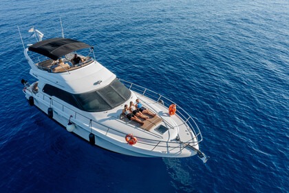 Hire Motor yacht Sea Ray SEA RAY 525 Latsi