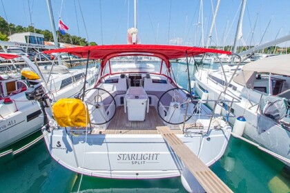 Hire Sailboat Bénéteau Oceanis 40.1 Pomer