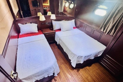 Elite 33m Motor Yacht – Luxury Private Experience