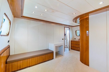 Motorboat Gianetti 27m 16 guests Cinque Terre