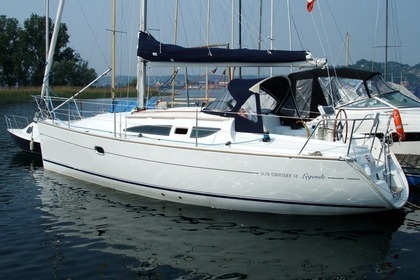 Rental Sailboat JEANNEAU SUN ODYSSEY 32 Leggiuno