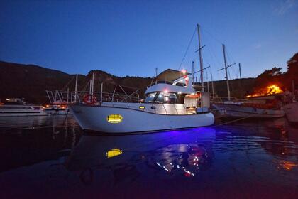 Custom built traditional gulet with a capacity of 4 people