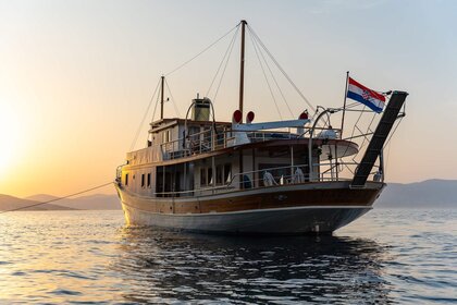 CLASSIC YACHT GALLANT