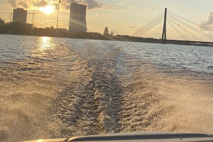 Cruise Riga in Style with the Bayliner 185!