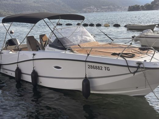 Trogir Motorboat Quicksilver Activ 755 Sundeck alt tag text